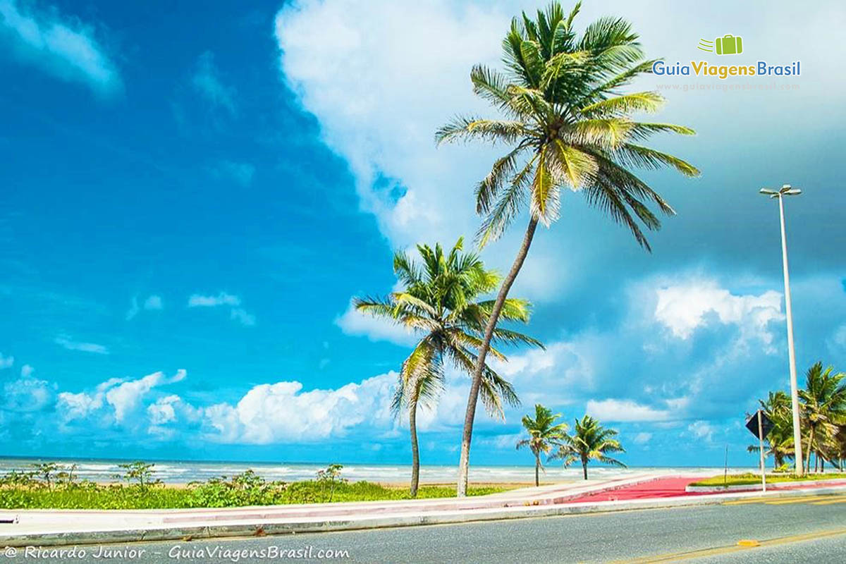 Imagem da orla da Praia de Atalaia, em Aracaju.