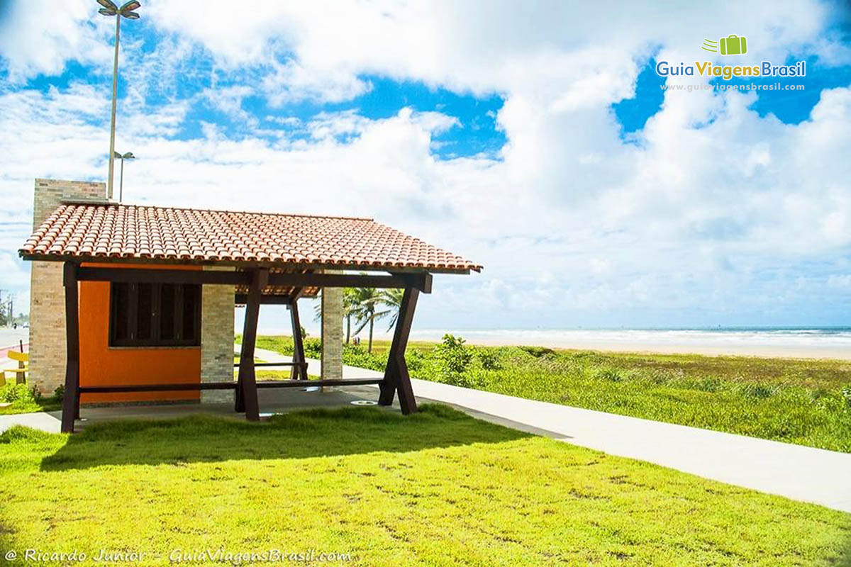 Imagem de quiosques na Praia de  Atalaia em Sergipe.