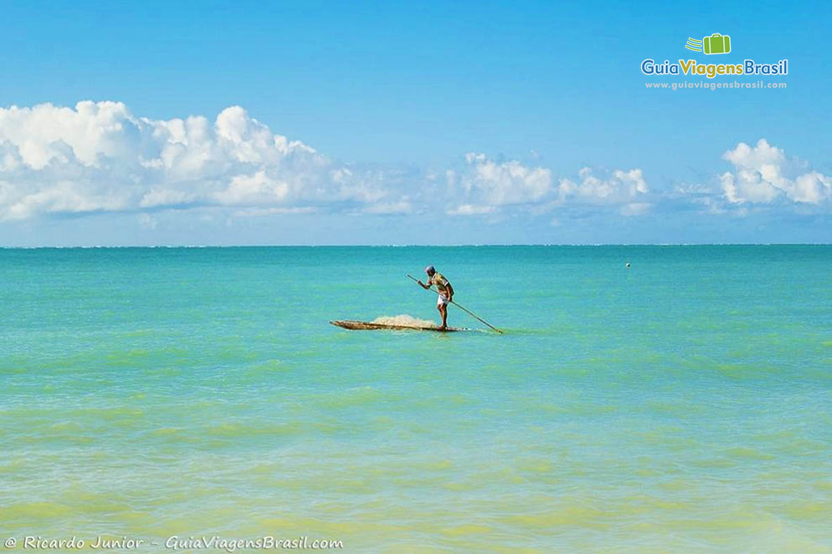 Imagem de um pescador em uma jangada na Praia da Barra Grande, em Maragogi.