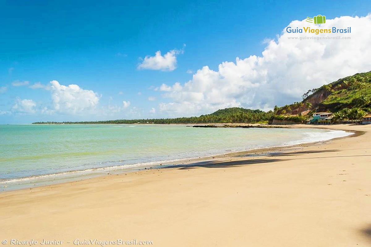 Imagem do mar calmo e transparente da Praia Bitingui em  Japaratinga.