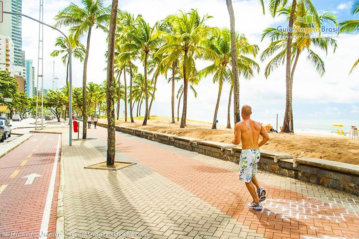 Imagem do calçadão da Praia de Boa Viagem no Pernambuco.