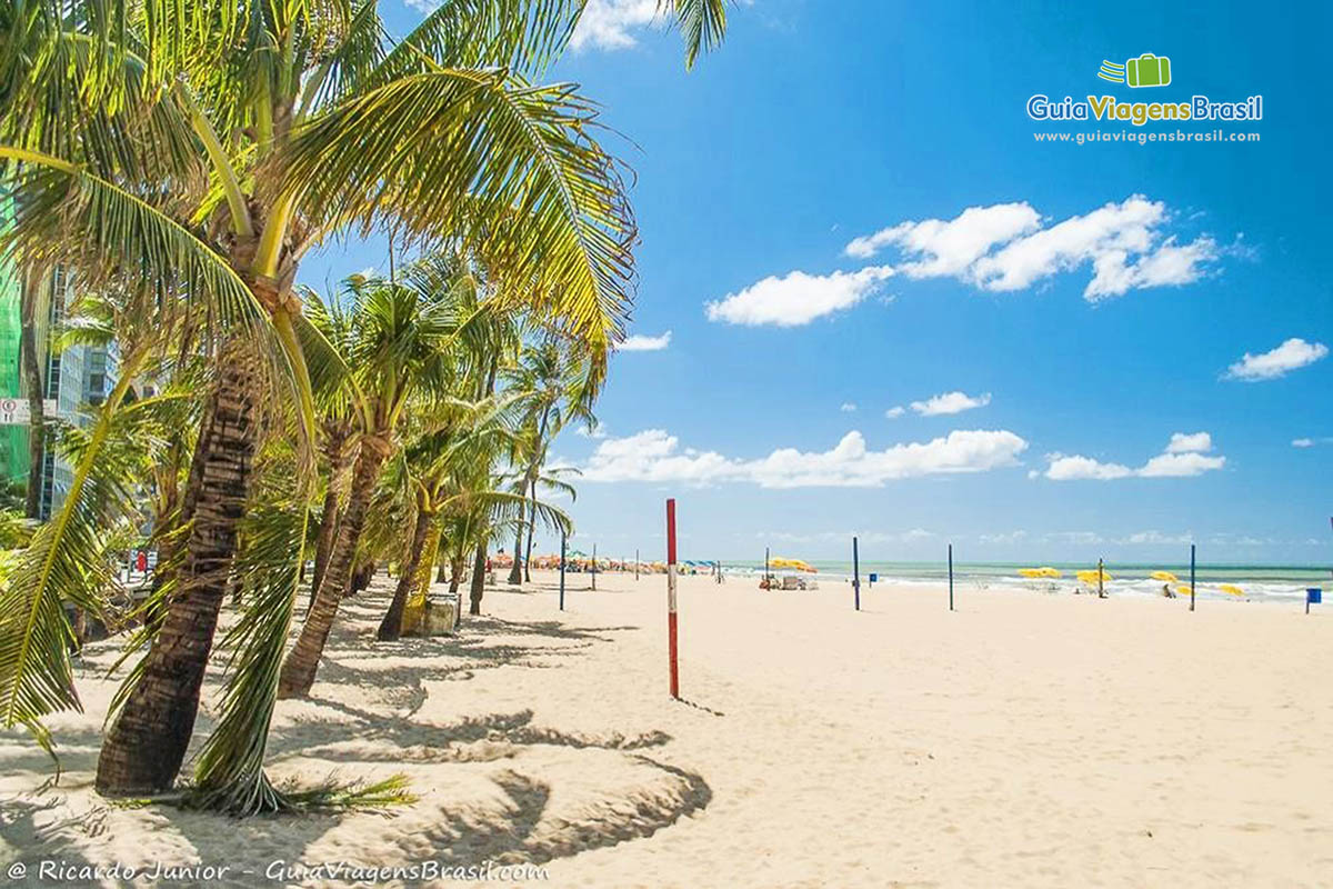 Imagem da Praia de Boa Viagem com as areias claras e larga faixa de areia.