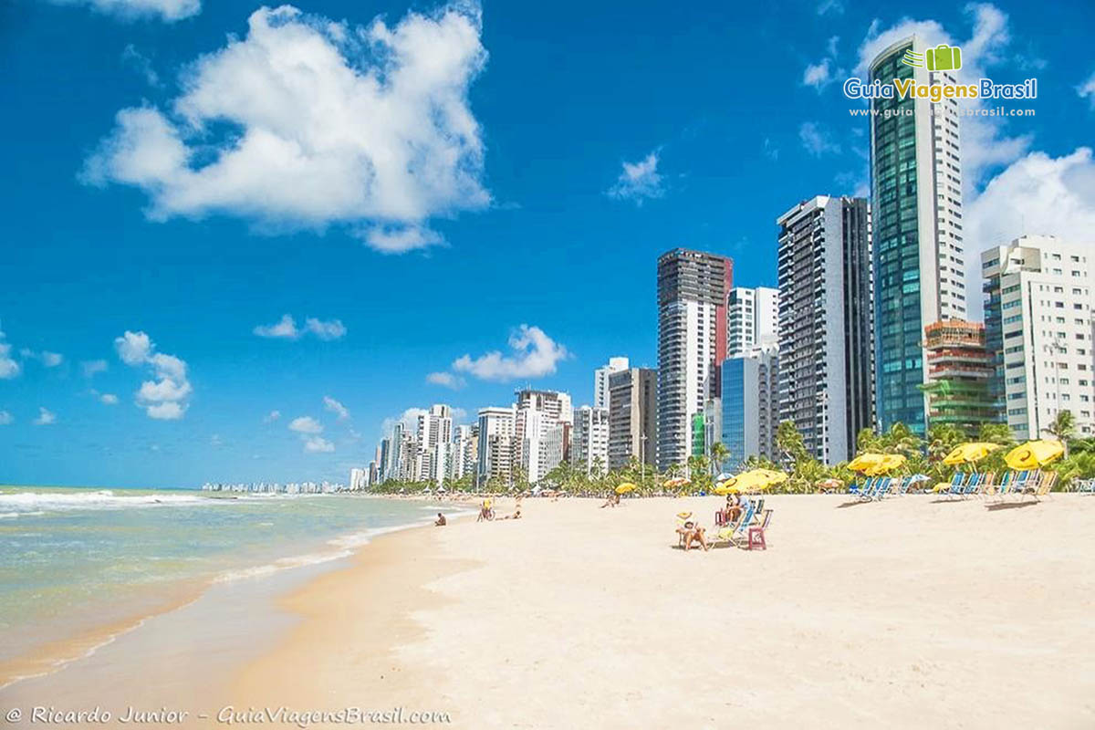 Imagem da bela Praia de Boa Viagem e ao fundo os prédios da avenida.