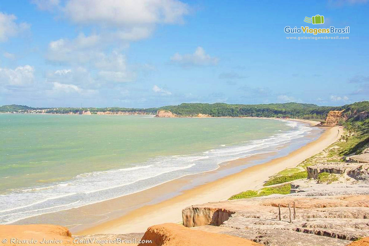Imagem da vasta extensão da Praia de Cacimbinhas.
