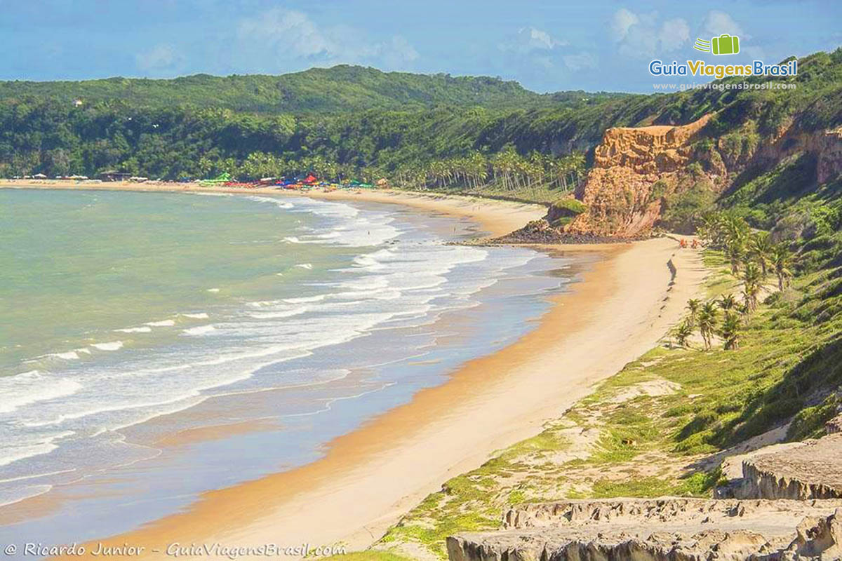 Imagem da Praia de Cacimbinhas, ideal para se deslumbrar com a natureza.