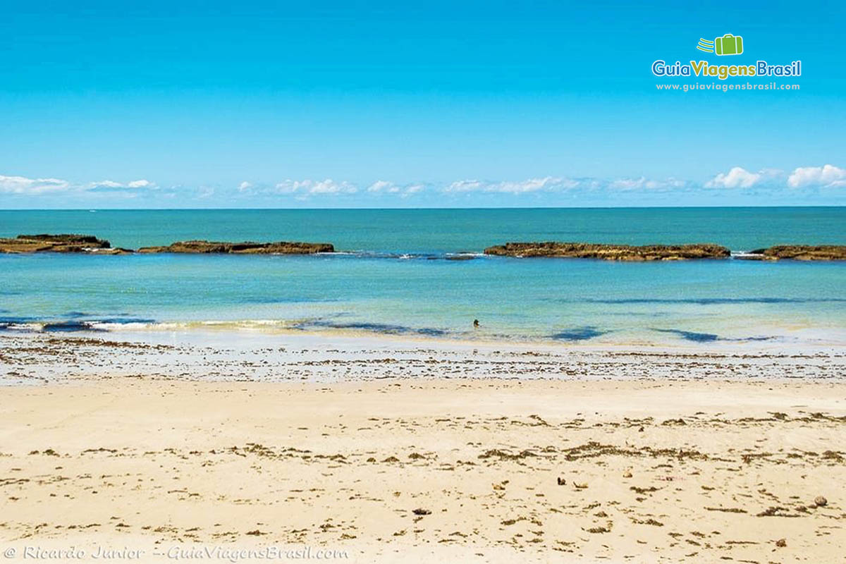 Imagem das águas azuis e maravilhosas da Praia de Campas, em Tamandaré.