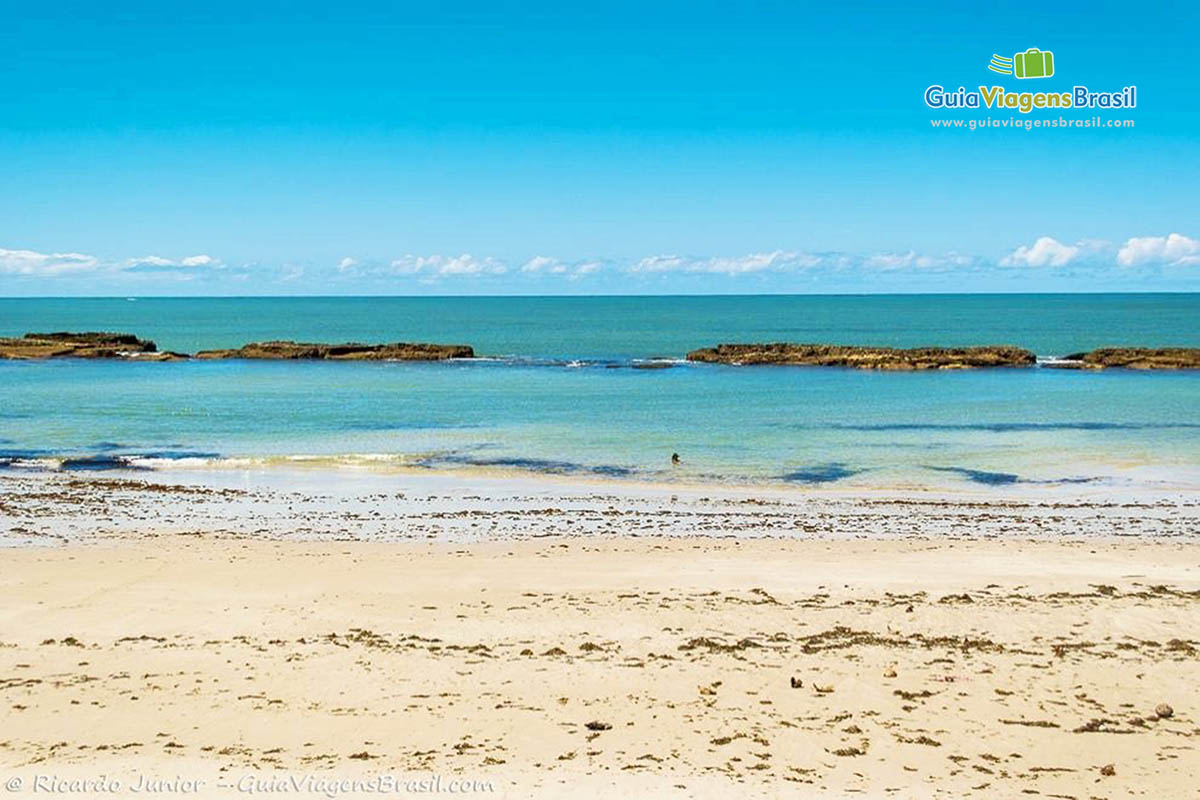 Imagem do azul intenso da Praia de Campas.