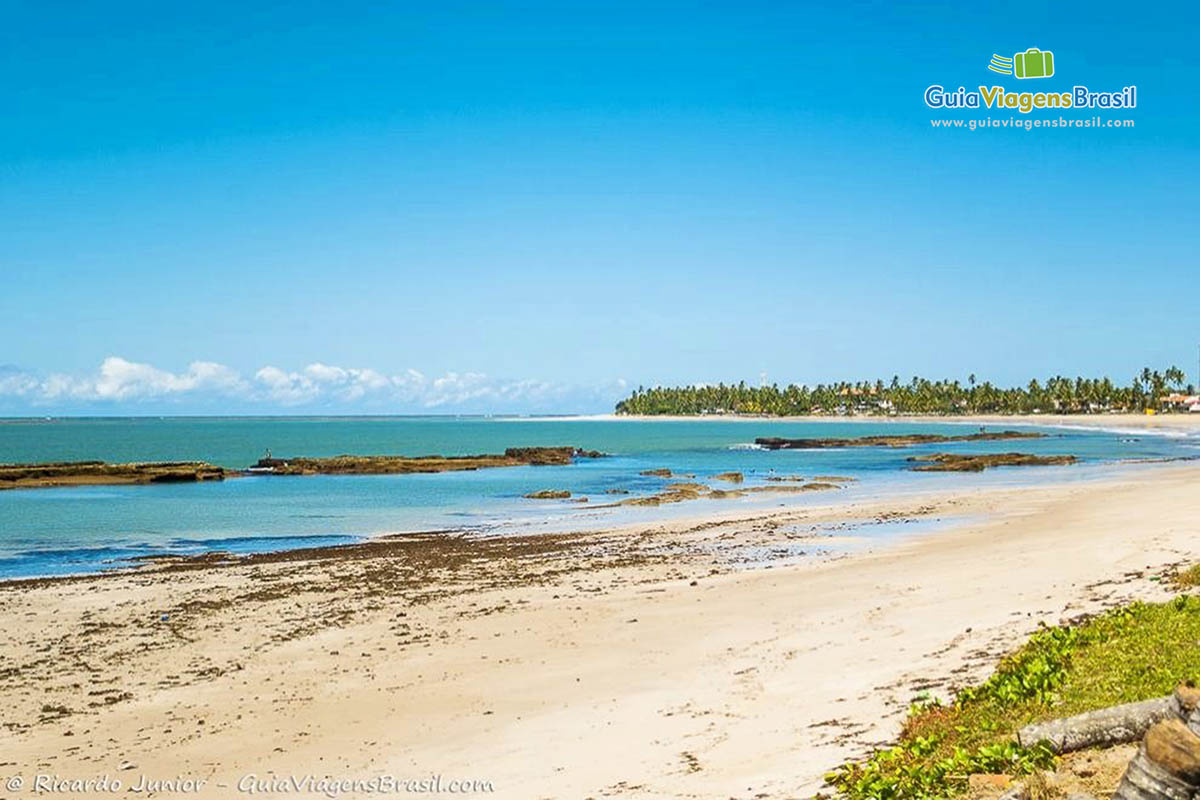 Imagem da piscina natural da Praia de Tamandaré. 