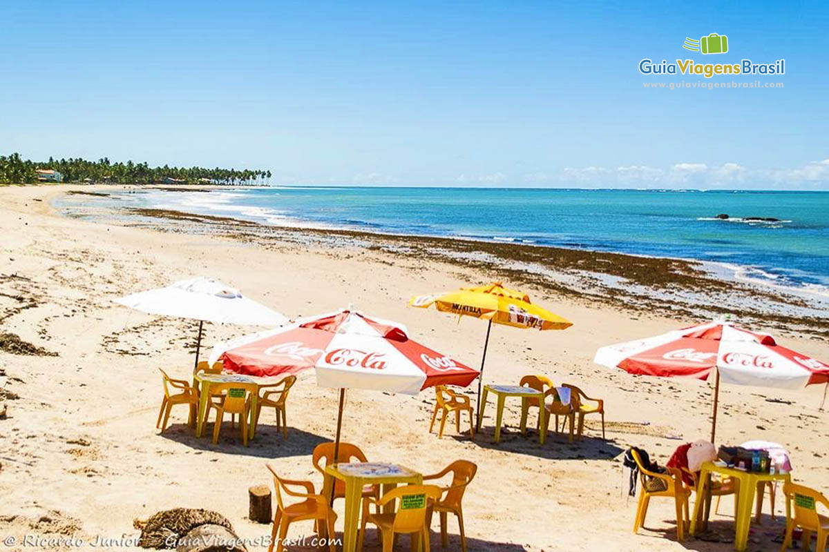Imagem de cadeiras nas areia da Praia de Tamandaré, Pernambuco.
