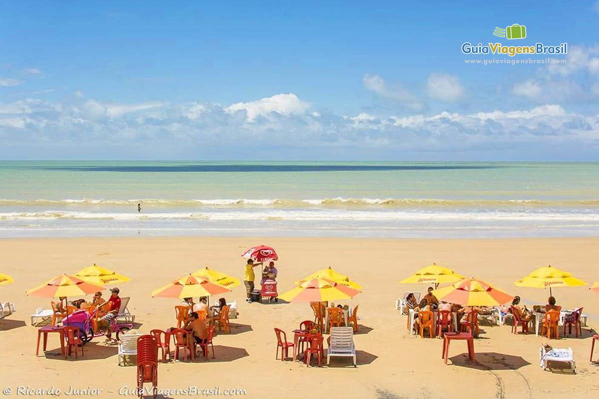 Imagem da badalada Praia de Cotovelo, em Natal.