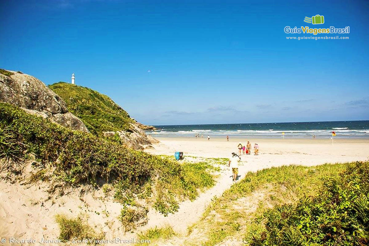 Imagem da chegada na Praia de Fora, na Ilha do Mel, Paraná, Brasil.