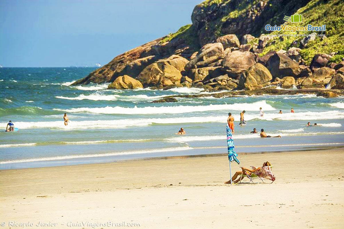 Imagem de turistas aproveitando o mar da Praia de Fora, na Ilha do Mel, Paraná, Brasil.
