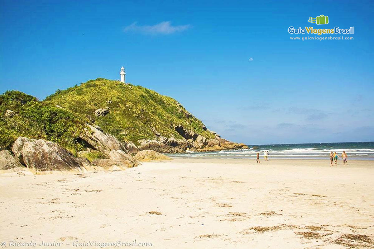 Imagem da Praia de Fora, vista o farol e o céu na cor de um azul encantador, na Ilha do Mel, Paraná, Brasil.