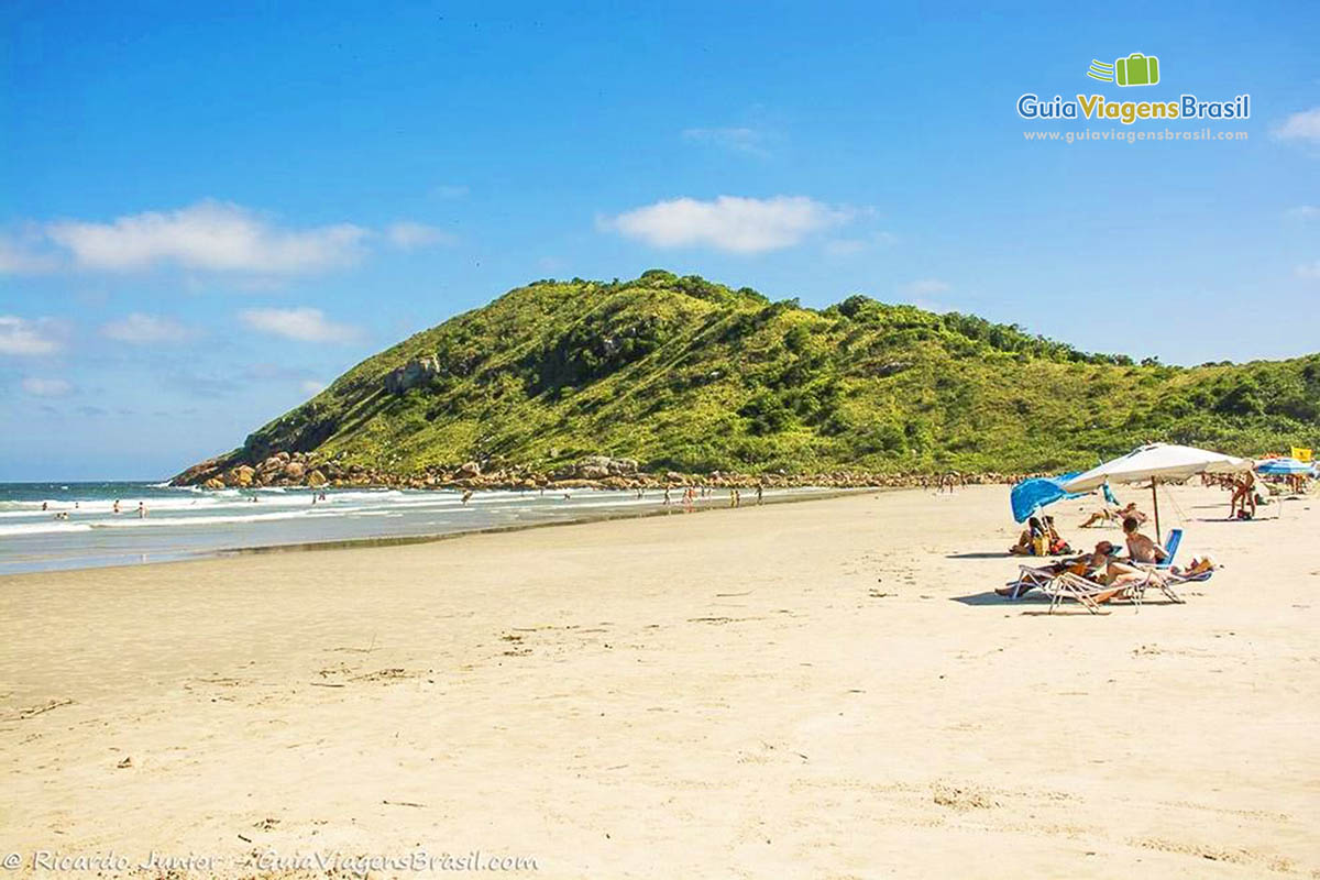 Imagem do morro e das pedras na Praia de Fora, na Ilha do Mel, Paraná, Brasil.