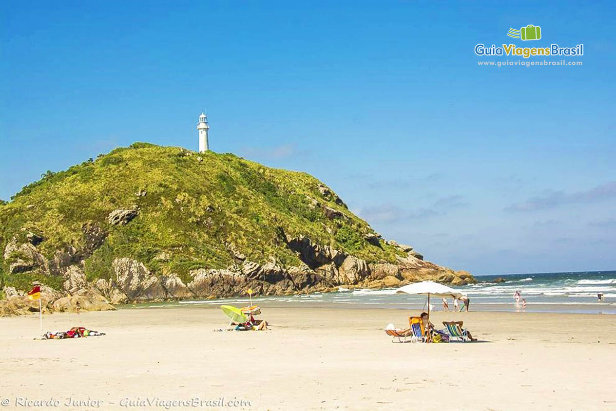 Imagem da Praia de Fora, tendo como visão o Farol da Praia do Farol, na Ilha do Mel, Paraná, Brasil.