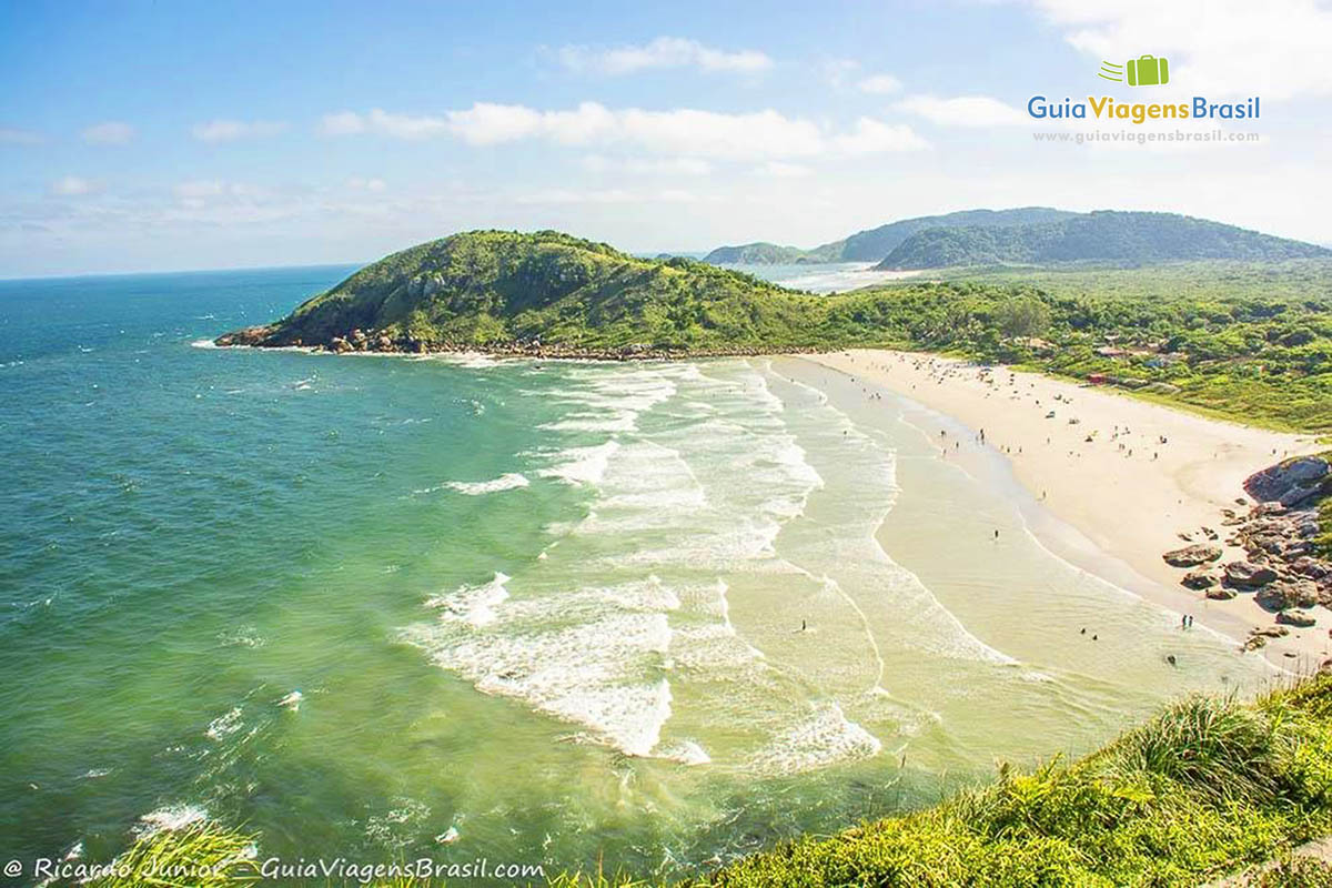 Imagem do alto da Praia de Fora, na Ilha do Mel, Paraná, Brasil.