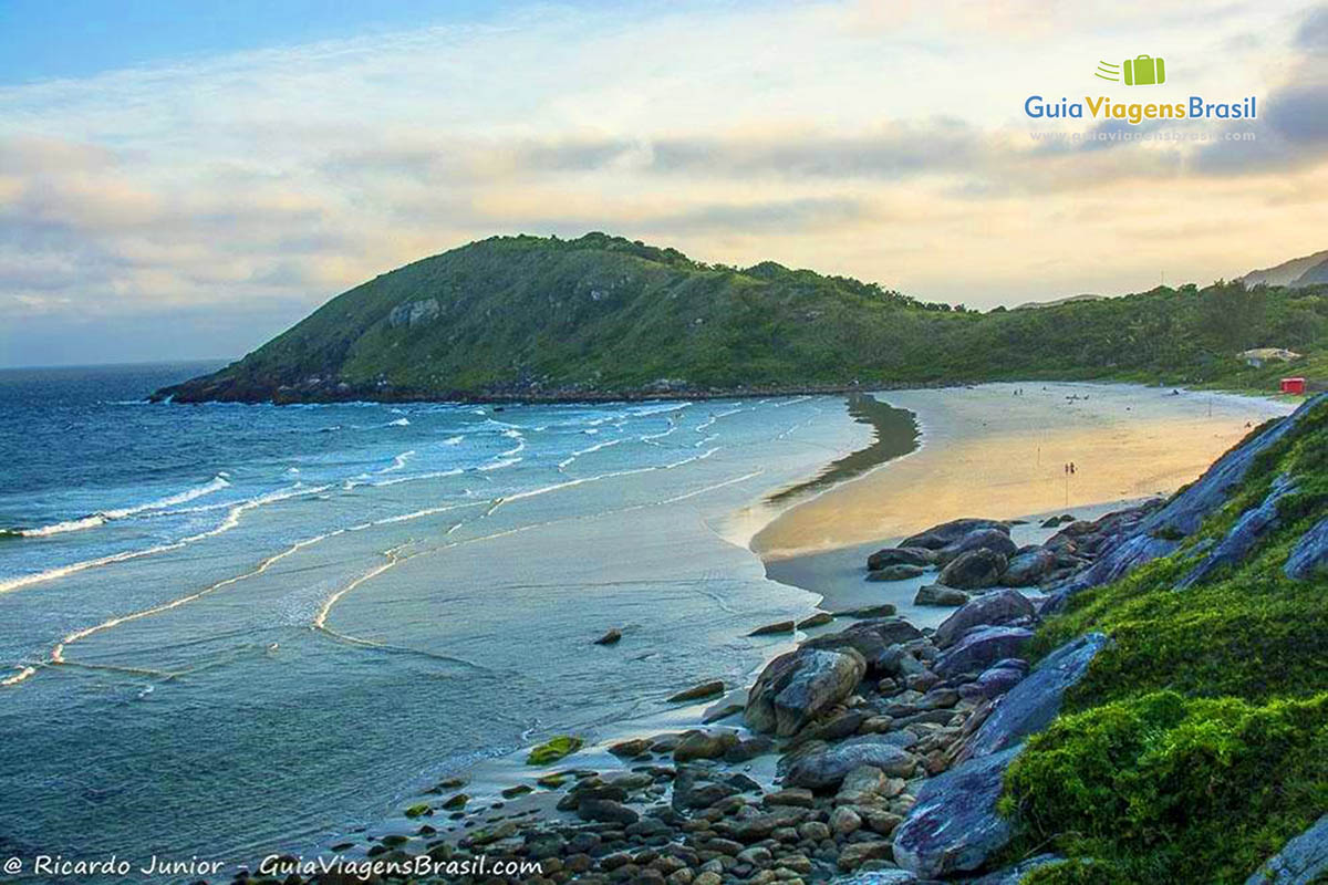 Imagem de toda extensão da Praia de Fora, vista das pedras, na Ilha do Mel, Paraná. 