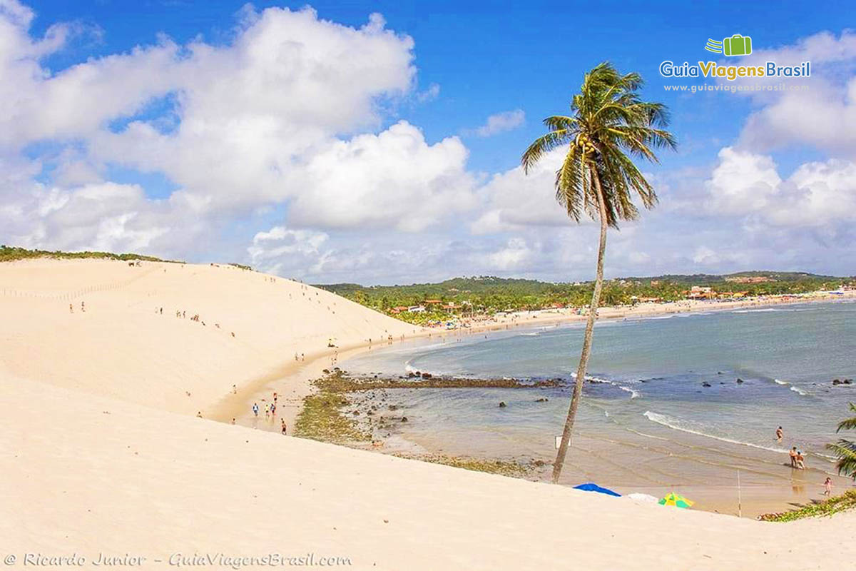 Imagem da Praia de Genipabu, uma praia maravilhosa, mas vale visitar a lagoa de Genipabu também.