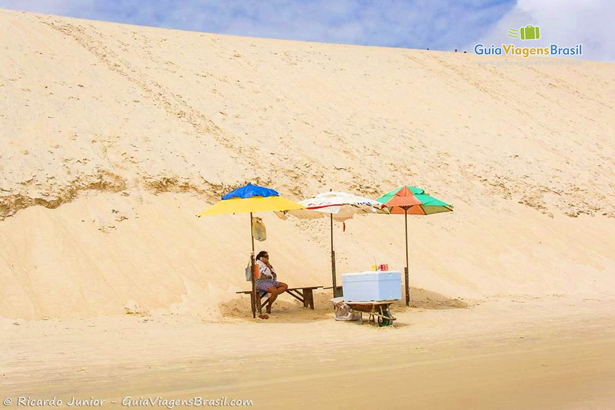 Imagem de vendedores na Praia de Genipabu. 