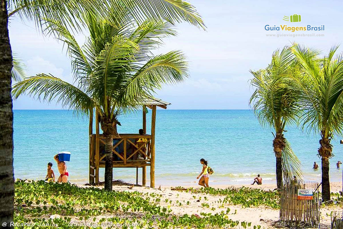 Imagem da gostosa Praia de Guarajuba na Bahia.