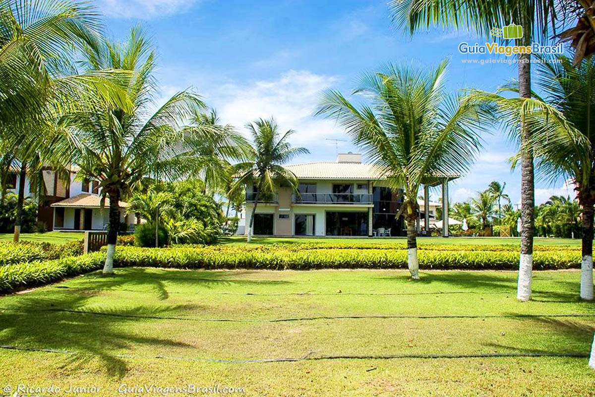 Imagem de uma bela casa na beira da praia.