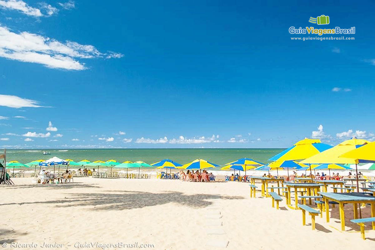 Imagem de turistas se esbaldando na Praia Guarajuba.