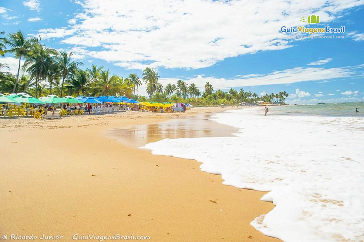 Imagem de um maravilhoso dia de sol na Praia Guarajuba.