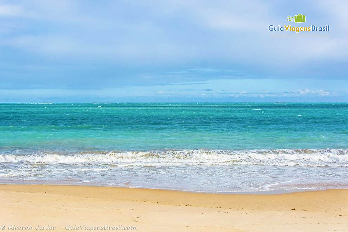 Imagem das águas cristalinas da Praia de Guaxuma, Maceió, Alagoas, Brasil.