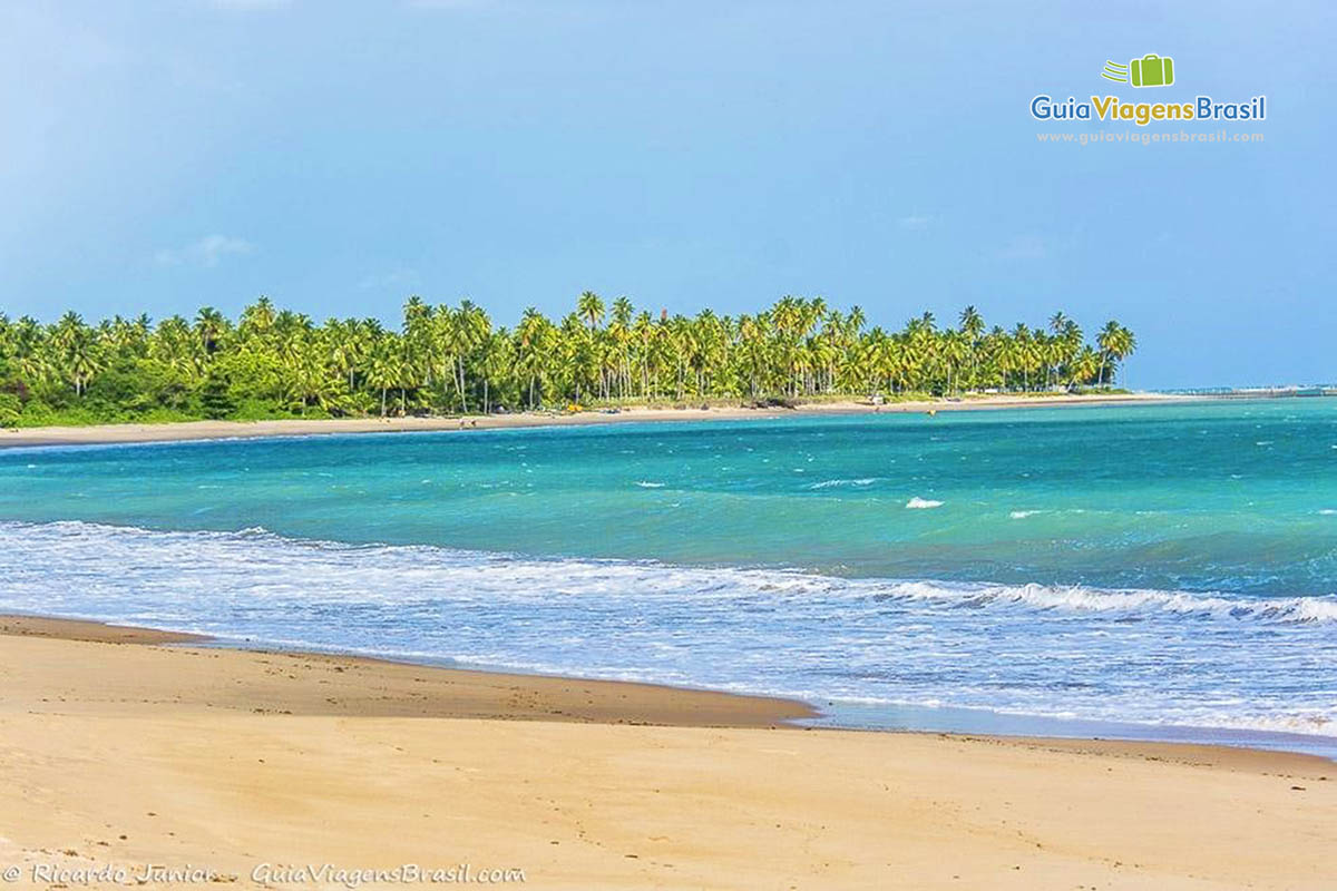 Imagem das pequenas ondas da Praia de Guaxuma, em Maceió.