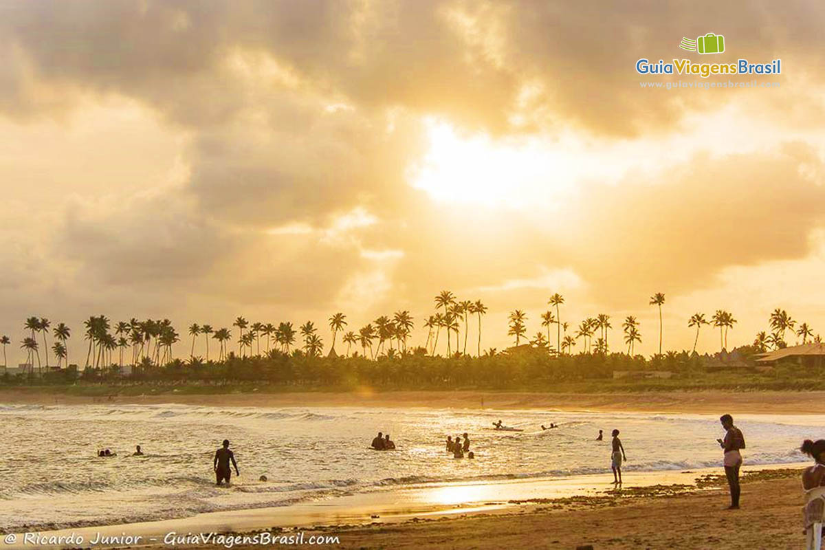 Imagem do mar encantador da Praia de Itacimirim.