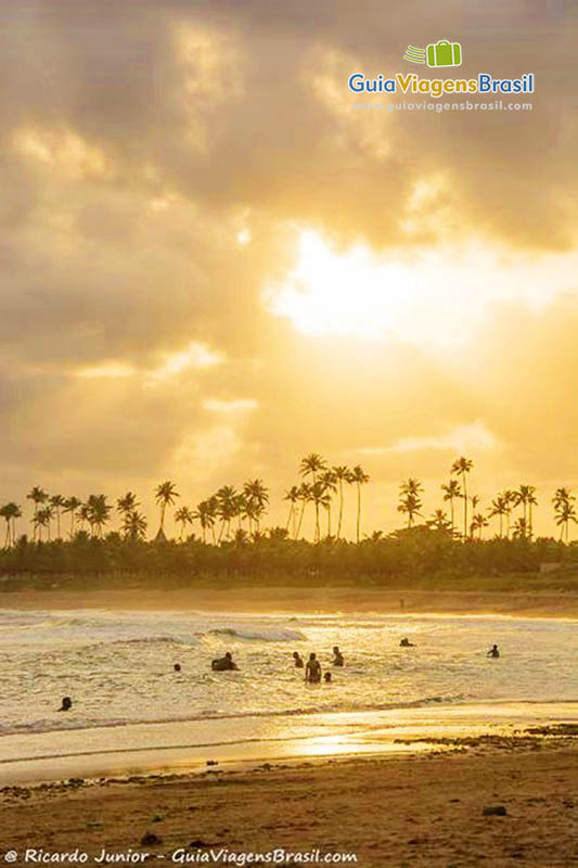 Imagem de lindo pôr do sol na praia.