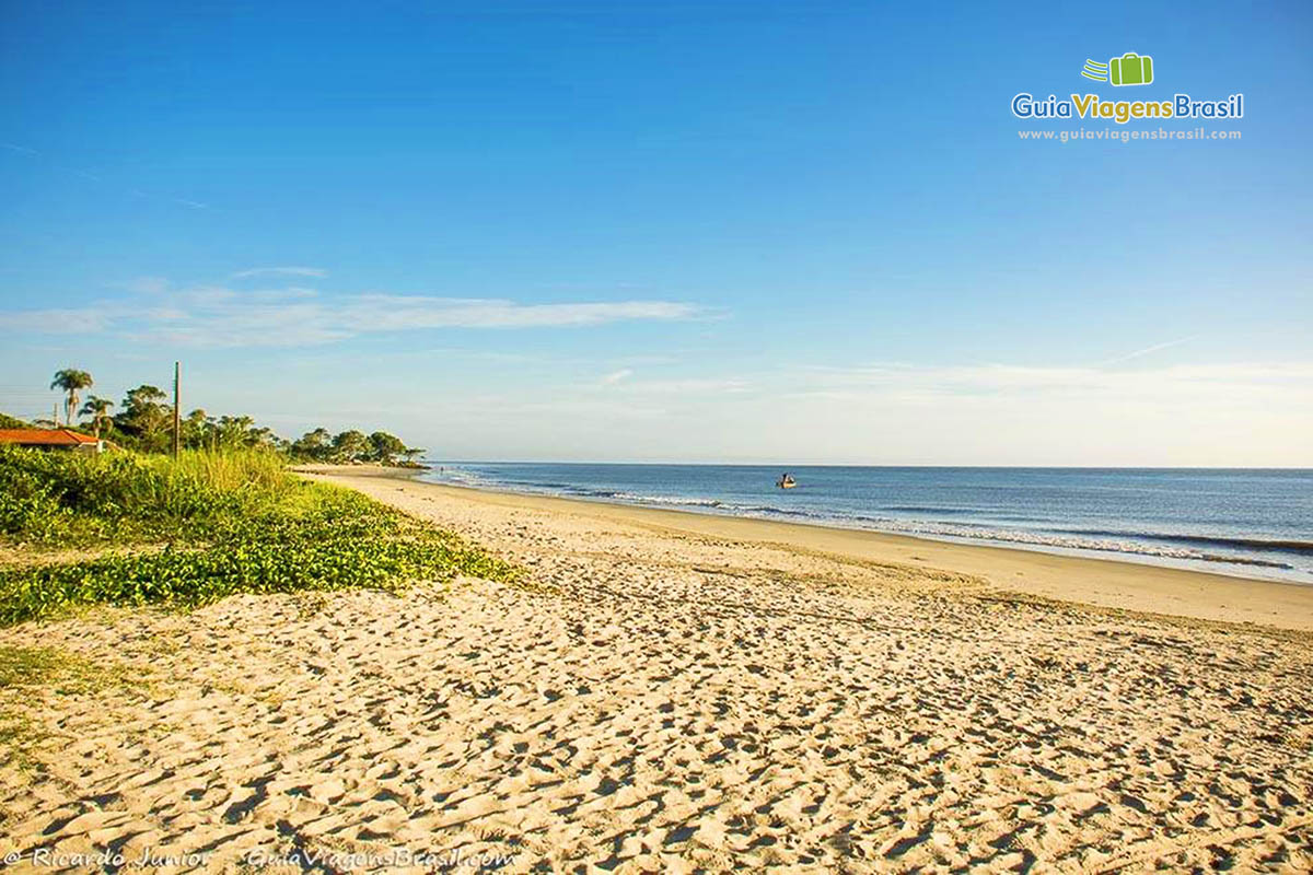 Imagem de uma linda tarde na Praia de Itapoá, em Itapoá, Santa Catarina, Brasil.