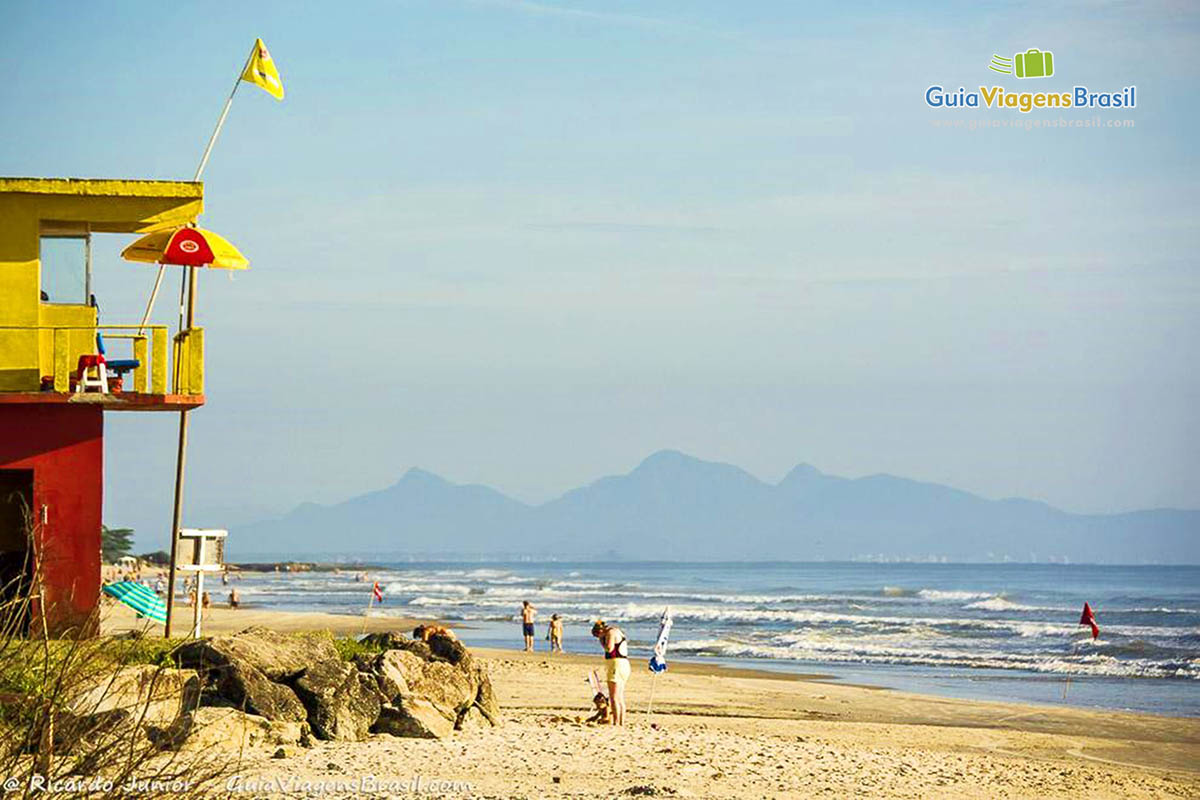 Imagem da guarita de salva vidas e ao fundo a Praia de Itapoá, em Itapoá, Santa Catarina, Brasil.