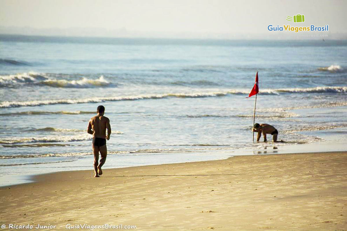 Imagem de salva vidas fazendo exercício na Praia de Itapoá, em Itapoá, Santa Catarina, Brasil.