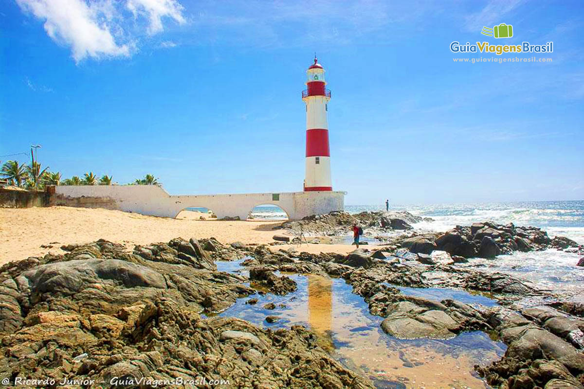 Imagem do farol da praia de Itapuã, em Salvador, Bahia.