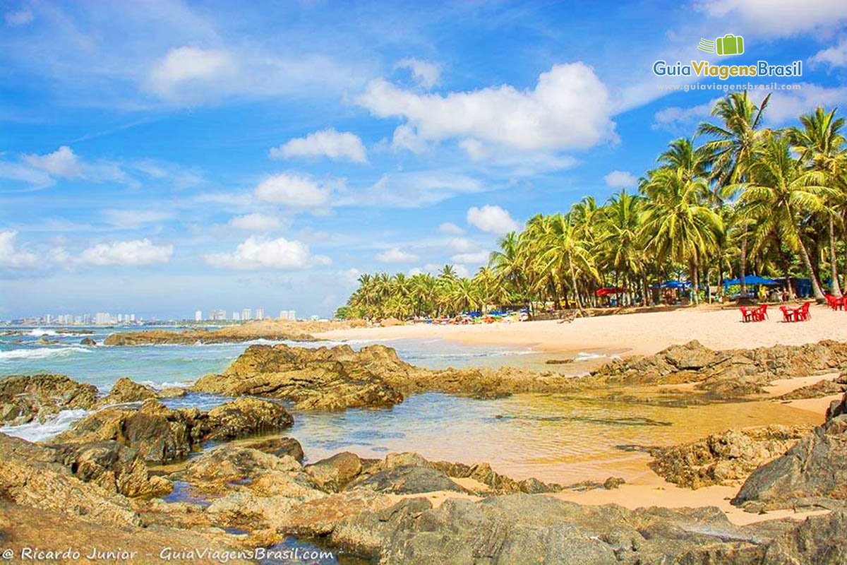 Imagem das águas transparentes  da Praia de Itapuã, em Salvador, Bahia.