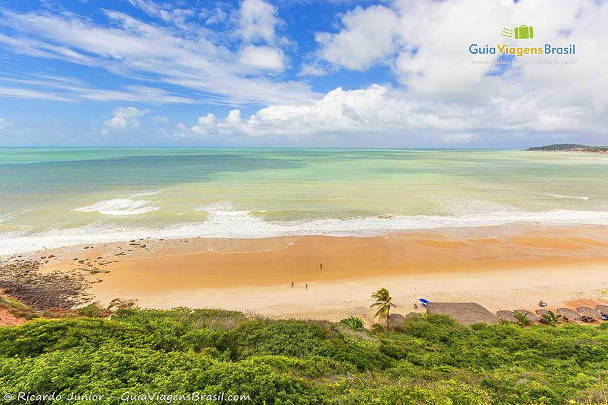 Imagem do alto da Praia do Madeiro, em Tibau do Sul.