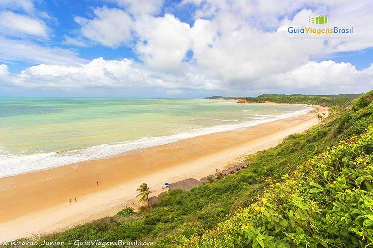 Imagem da extensão da Praia do Madeiro e vegetação local.