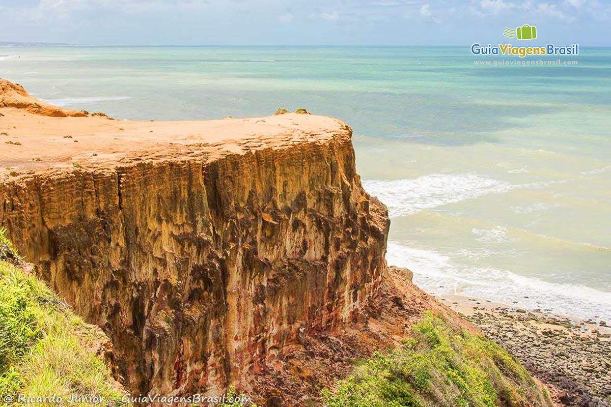 Imagem de falesia na Praia do Madeiro. 