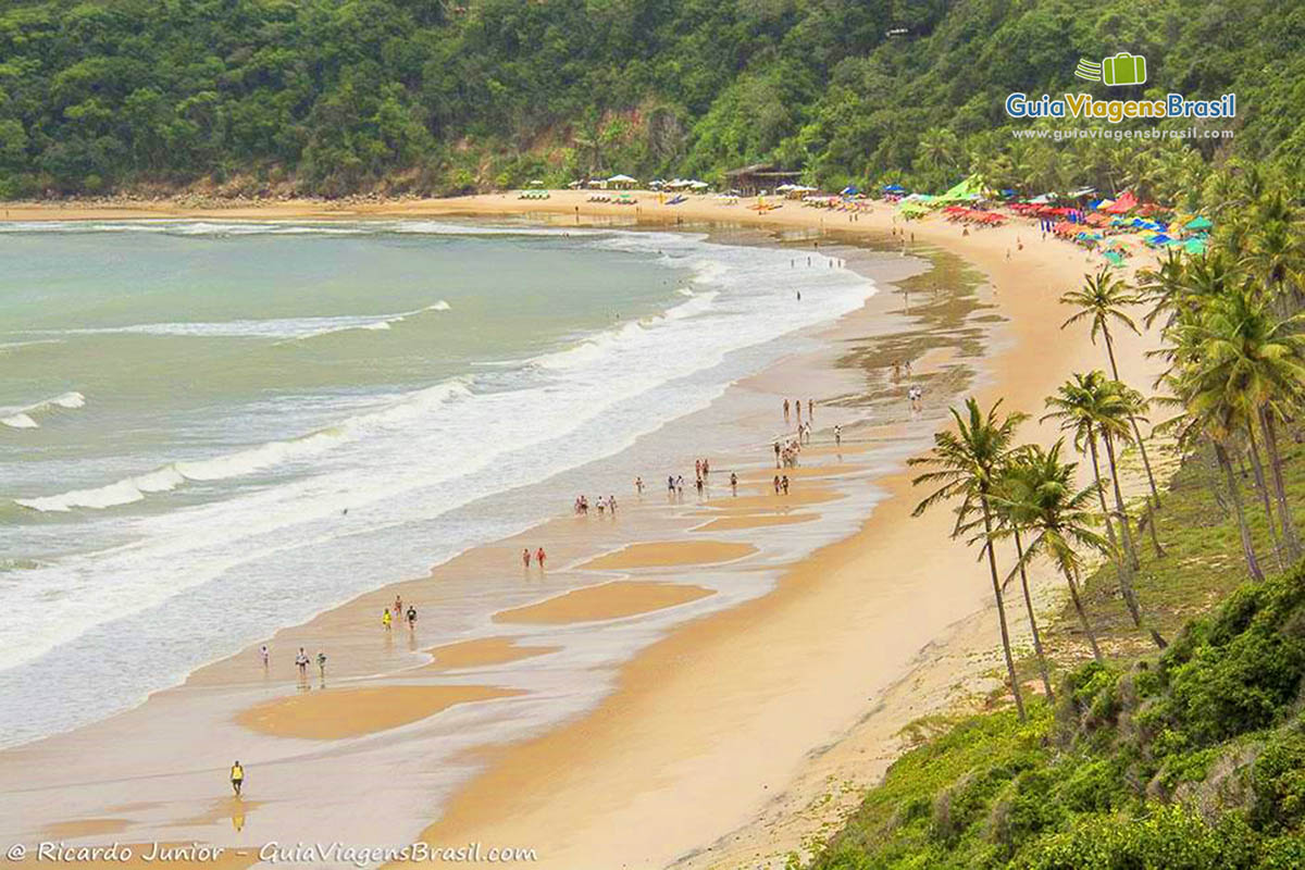 Imagem aérea da Praia de Madeiro, uma praia perfeita.