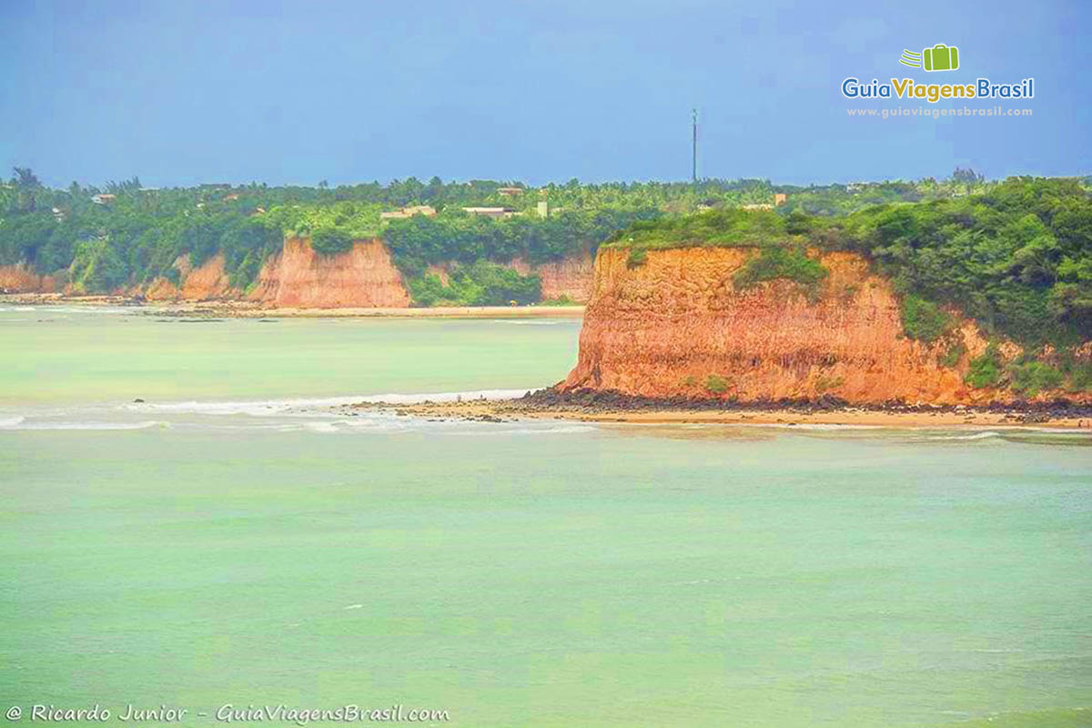 Imagem do mar e da falesia na Praia do Madeiro.