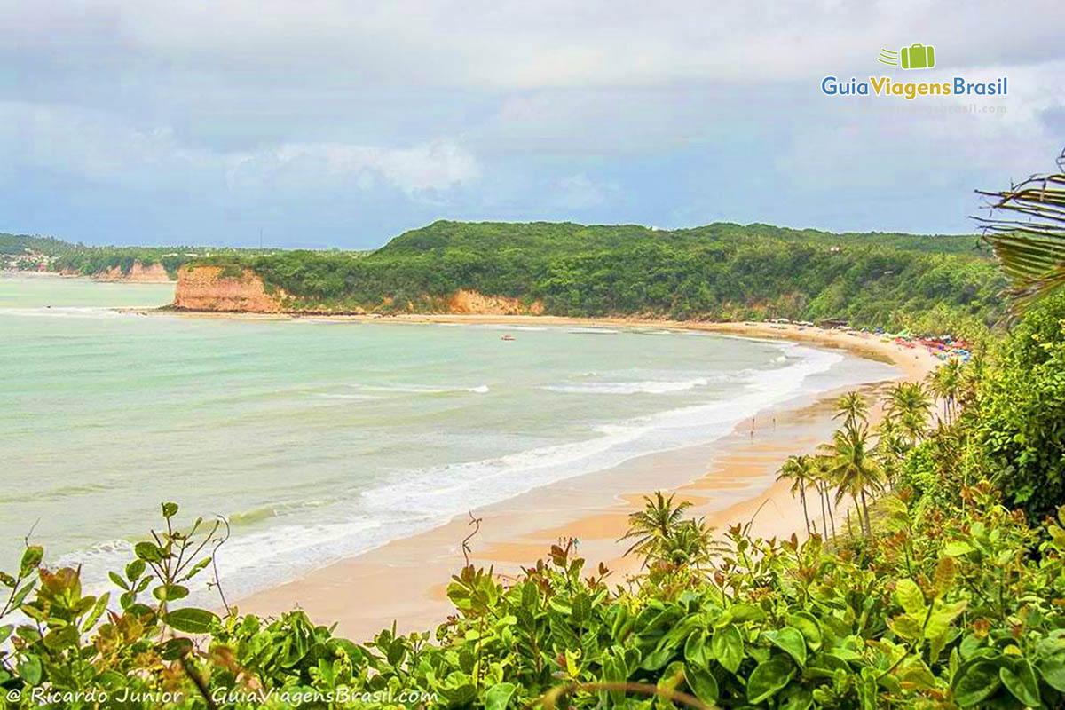 Imagem do alto da praia do Madeiro, ideal para passar o dia, pois possui quiosque com infra estrutura.