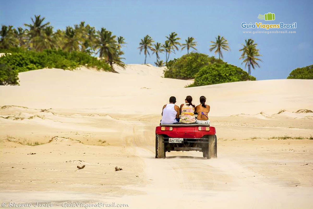 Imagem de turistas dando volta com buggy