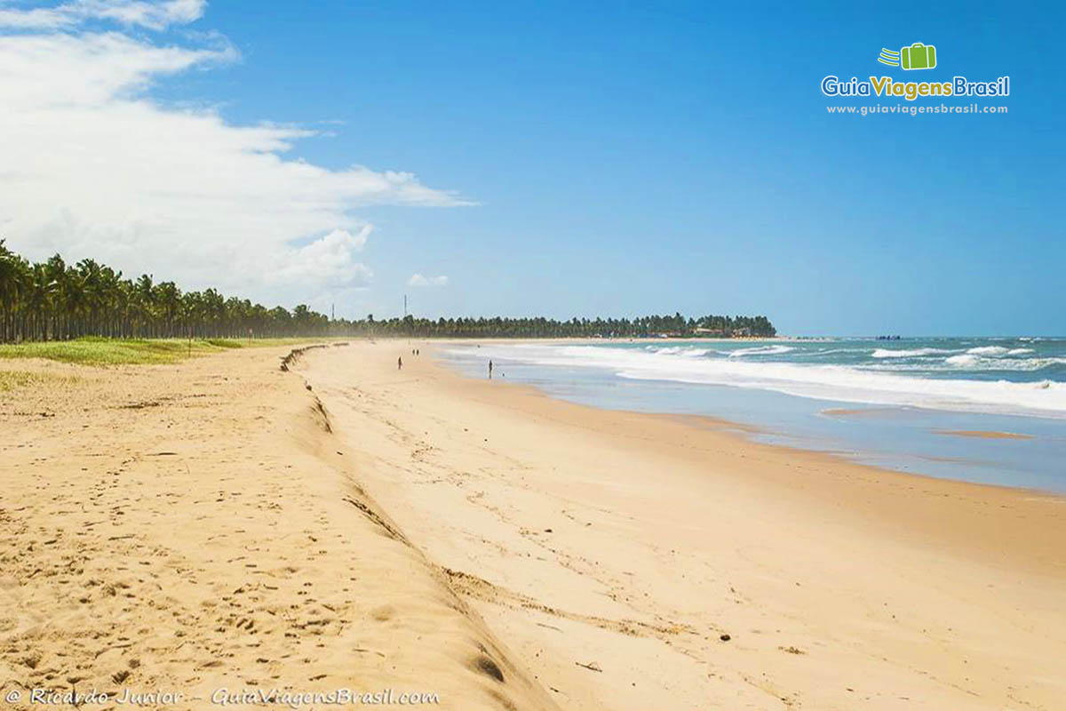 Imagem da Praia com faixa de areia larga e alta temporada possui buggy nas areias.