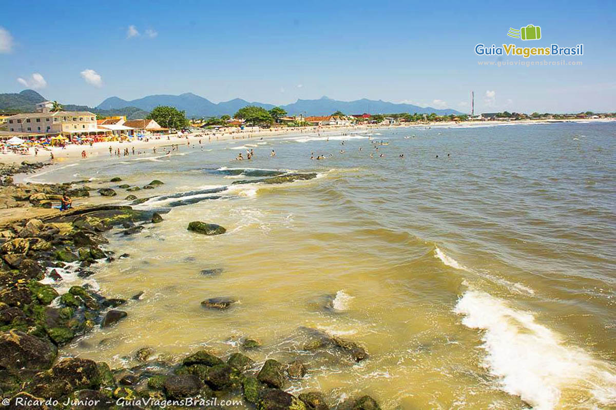 Imagem da Praia de Matinhos, vista das pedras, em Santa Catarina, Brasil.