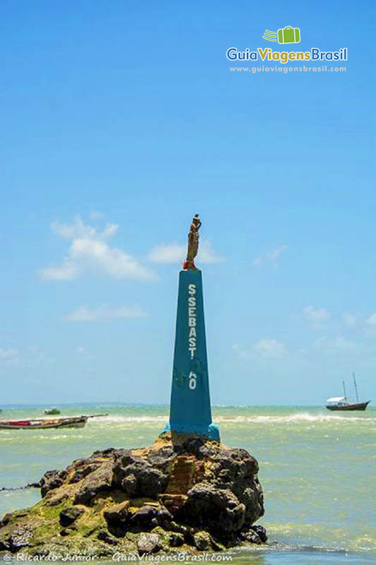 Imagem de monumento na praia.