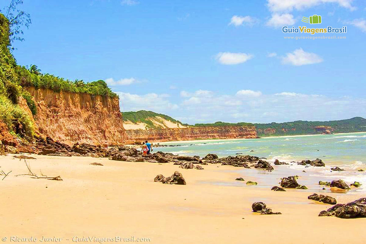 Imagem das falésias e do mar da Praia de Pipa.