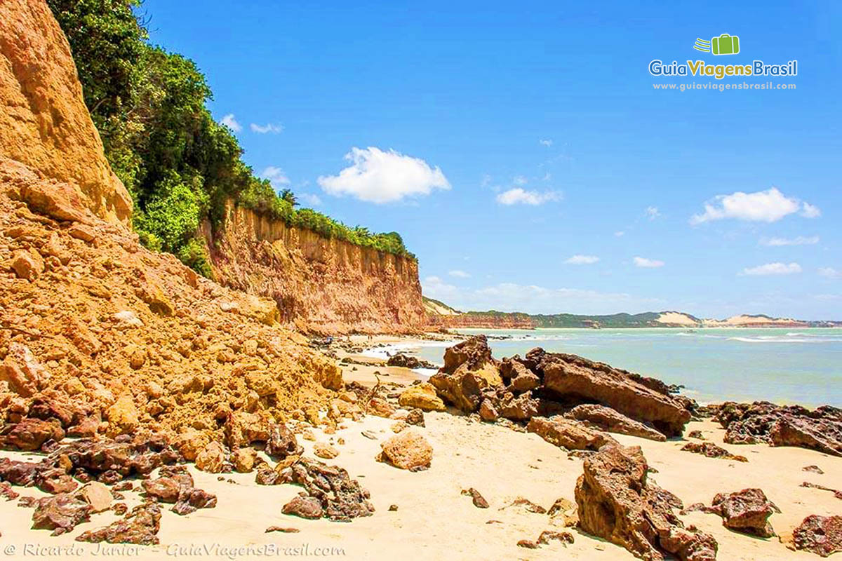 Imagem aproximada das falésias e do mar.