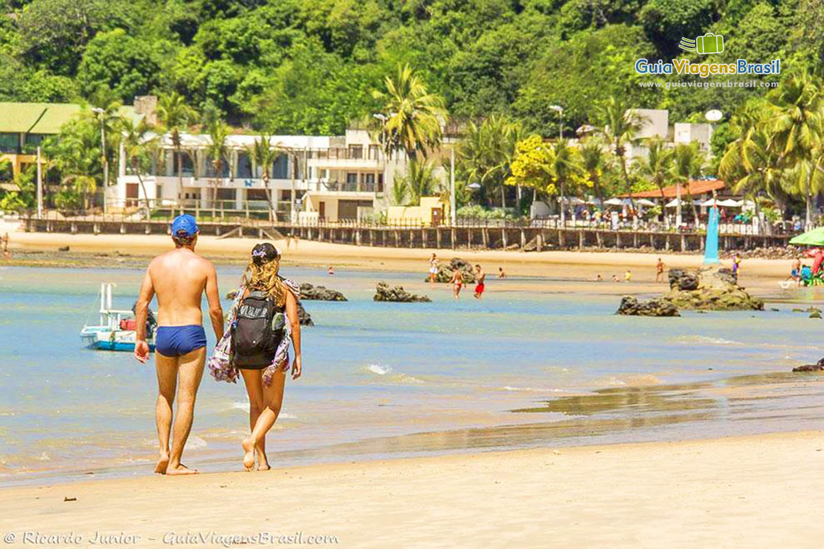 Imagem de uma bela tarde para caminhada na Praia de Pipa.