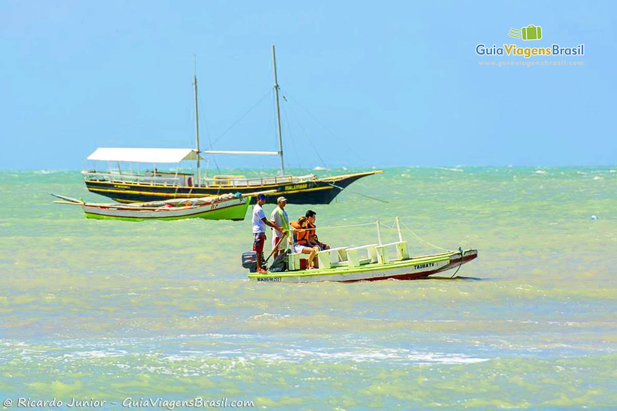 Imagem de barco de pesca e de táxi boat na Praia de Pipa.
